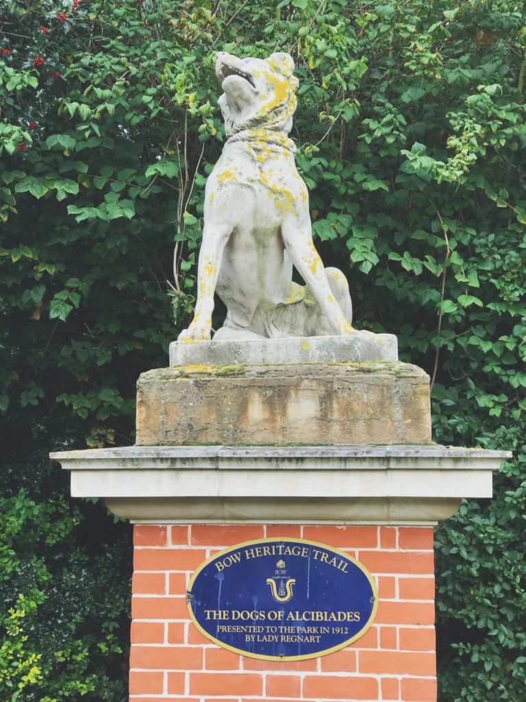 Victoria Park, Dog monument